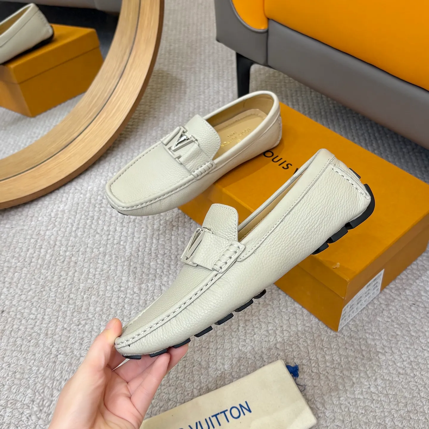 Men's men's shoes 💰420 (Yangli) LV 2⃣️0⃣️2⃣️5️⃣Spring and summer counter GLORIA series models ✈️Original factory special leather production, original last type. A classic driving slip-on casual shoe that shows an elegant style with exquisite craftsmanship details such as Monogram embossing all over the upper🌀Italian imported calfskin fabric Sheepskin foot pads➕Inside～Private mold replica sole Unique style Comfortable driving slip-on Size: 4-12 (38-46) Comes with [Counter packaging: original box, wrapping paper, card, instruction manual, shoehorn, cloth bag] No pressure to enter and leave the counter!